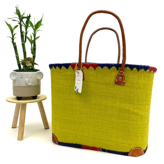 Green raffia basket in 3 different sizes, with  inside pockets & leather handle.Handmade in Madagascar with love. 