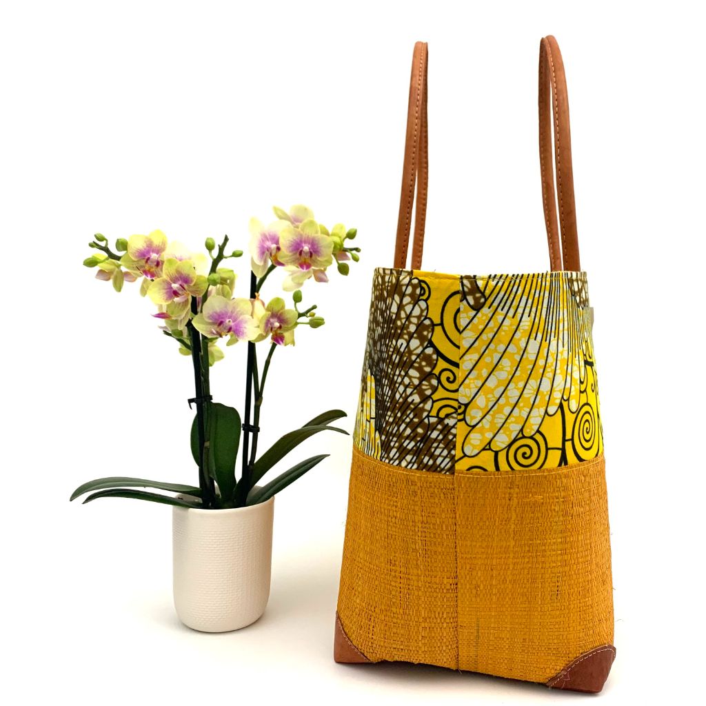 Yellow raffia basket in 3 different sizes,half raffia and half tissue wax, with  inside pockets & leather handle.Handmade in Madagascar with love. 