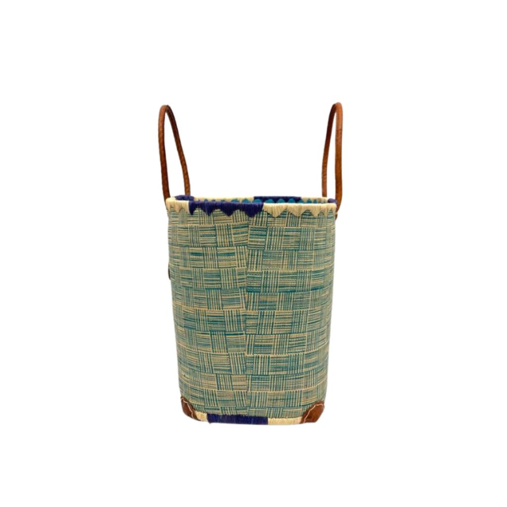 Handmade blue raffia women's classy handbag with outside and inside pockets & leather handle. Made with love in Madagascar